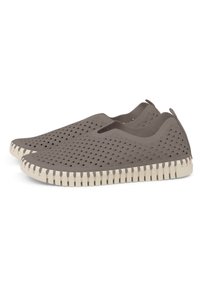 Scarpe slip-on grigie in materiale perforato, caratterizzate da un design testurizzato e una suola beige chiaro a contrasto con scanalature verticali.