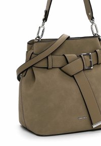 Sac à main vert olive avec large ceinture en cuir et détail de boucle argentée, bandoulière amovible et logo de marque en métal sur le coin inférieur.