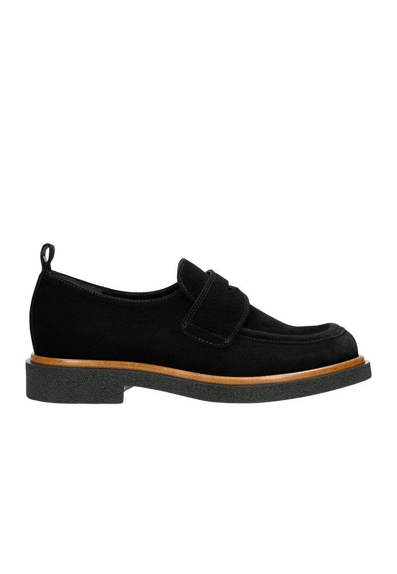 Zwarte suède loafers met een ronde neus, voorzien van een band over de bovenkant, een gestructureerde zwarte rubberen zool en een houten tussenzoolaccent.