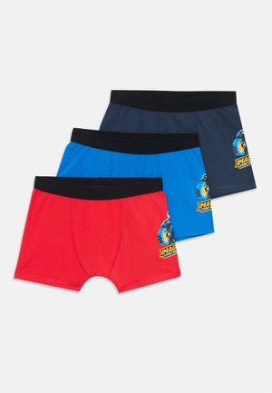 Kolme paria poikien boxereita: punaiset, siniset ja tummansiniset. Puuvillamateriaali mustilla vyötärönauhoilla; punaisissa ja tummansinisissä pareissa on graafisia printtejä.