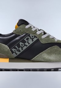 Zielono-czarne sneakersy wykonane z mieszanki zamszu i skóry, z teksturowanym wykończeniem, szarymi sznurówkami i żółtym akcentem na języku.