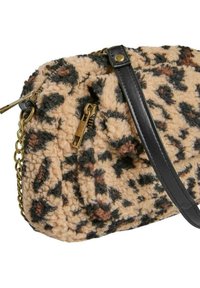 Bolso de mano con estampado de leopardo que presenta una tela suave y texturizada, detalles en hardware dorado y una correa de hombro negra. Incluye un bolsillo con cremallera.