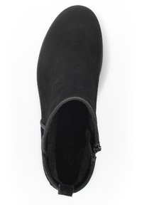 Bottine noire au design lisse en daim, avec une fermeture éclair sur le côté, un bout rond et une doublure intérieure douce.