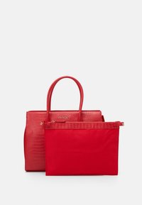 Röd handväska med två fack: ett med texturerad krokodilfinish, ett med slät tyg. Har dubbla handtag och dragkedjestängning.