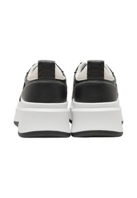 Paire de baskets noires et blanches avec semelles blanches épaisses, vues de dos, avec languettes de talon noires et coutures visibles.