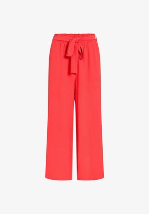 Højttaljede, vidde-ben koralfarvede bukser med et stofbælte bundet i en sløjfe ved taljen, lavet af tekstureret, letvægts materiale.