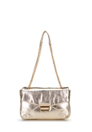 Borsa a tracolla in metallo dorato con superficie testurizzata, dotata di una pattina angolata, accessori in oro e una catena per il trasporto.