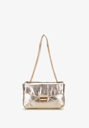 Borsa a tracolla in metallo dorato con superficie testurizzata, dotata di una pattina angolata, accessori in oro e una catena per il trasporto.