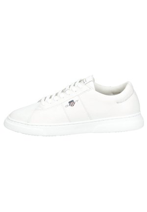 Zapatilla de cuero blanca con punta redonda, cierre de cordones en la parte delantera, collar acolchado y detalle de logo en relieve. Cuenta con suela de goma texturizada para mayor agarre.