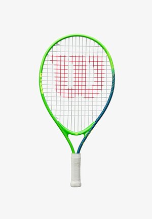 Grüner und blauer Tennisschläger mit strukturiertem Griff, der ein weißes Saitenmuster und ein rotes "Wilson"-Logo am Kopf aufweist.
