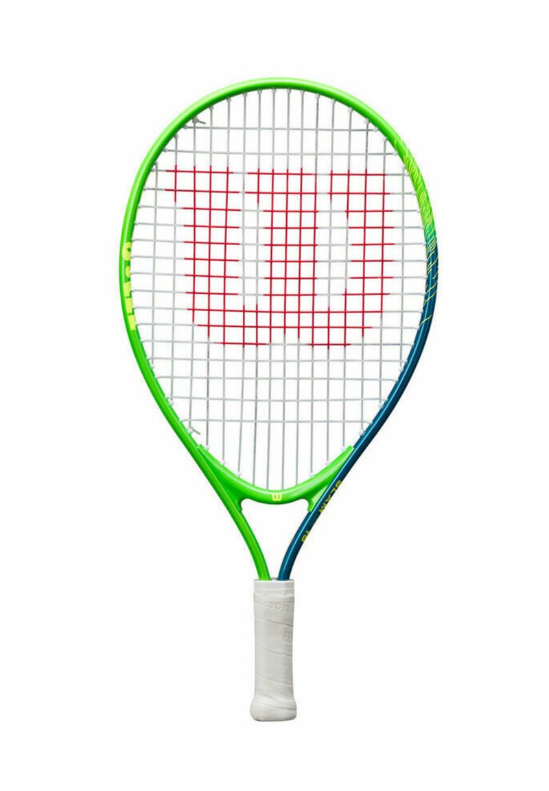 Groen en blauwe tennisracket met een gestructureerde grip, met een wit snaarpatroon en een rood "Wilson" logo op de kop.