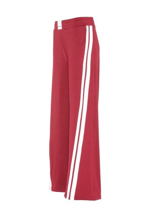 Červené široké nohavice vyrobené z mäkkého materiálu s bielym bočným pruhom a elastickým pásom. Majú voľný strih a hladkú textúru.