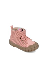 Zapatilla alta de pana rosa con una parte superior texturizada, suela de goma y correa de velcro, que cuenta con punta redondeada y ojales en tono dorado.