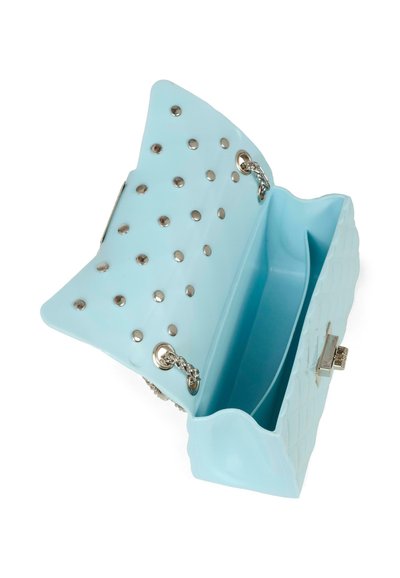 Borsetta in plastica blu chiaro con texture trapuntata, borchie argentate sulla patta, scomparti interni e attacco per tracolla a catena.