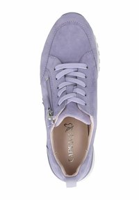 Lawendowe sneakersy wykonane ze zamszu o gładkim wykończeniu. Posiadają sznurówki, boczny zamek i białą gumową podeszwę. Wnętrze z nadrukowanym logo.