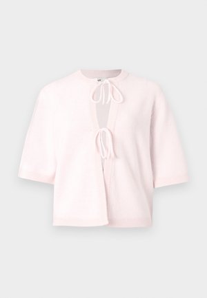 Cardigan rosa de mangas curtas, feito de um tecido macio, com um fecho à frente e design aberto. Leve e com uma textura suave.