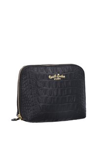 Pochette in pelle nera con effetto coccodrillo, con zip dorata e marchio. Forma rettangolare con superficie testurizzata e bordi arrotondati.