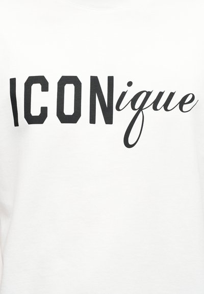 Λευκό ύφασμα με τη λέξη "ICONique" τυπωμένη με μαύρα γράμματα, συνδυάζοντας στυλ έντονων κεφαλαίων και καλλιγραφικής γραφής.