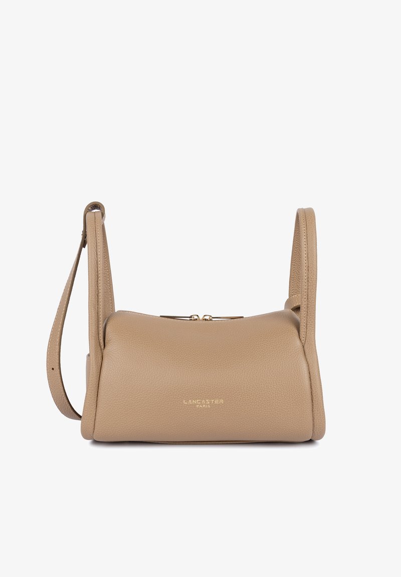 Sac à bandoulière beige en cuir Lancaster Paris avec fermeture éclair dorée et sangle réglable, surface texturée, forme rectangulaire.