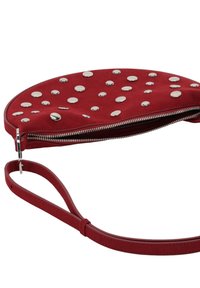 Rote Wildleder-Handtasche mit metallischen Nieten am oberen Rand, ovale Form, mit Reißverschluss geschlossen und einem dünnen Trageriemen. Glatte Textur mit glänzenden Akzenten.