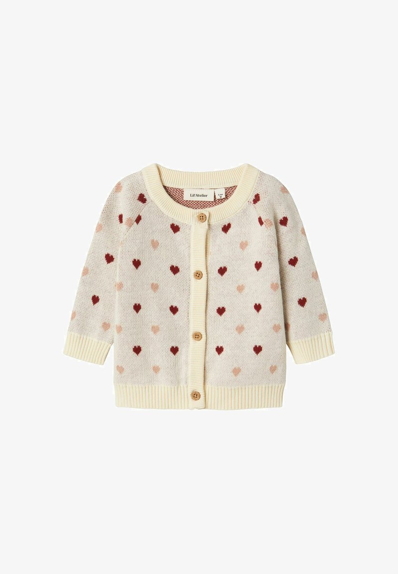Cardigan di cotone con collo rotondo, base color crema, motivi a cuore sparsi in rosso e rosa, chiusura frontale con bottoni e polsini e orlo a costine.