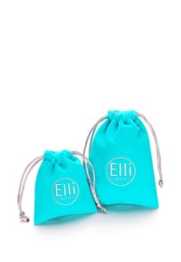 Türkise Schmuckbeutel, einer groß und einer klein, aus weichem Stoff mit silbernen Kordeln und bedrucktem "Elli"-Logo.