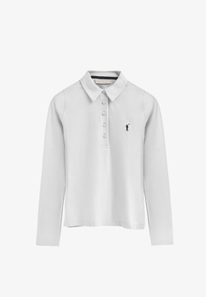 Polo shirt blanc à manches longues avec un col boutonné, cinq boutons, et un petit emblème de golfeur marine sur la poitrine gauche. Tissu en coton doux.