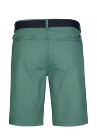 Shorts verts arrivant aux genoux avec poches arrière et ceinture tissée noire, vus de dos sur fond blanc.
