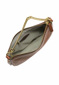 Pochette en cuir marron avec une chaîne en métal doré. Elle dispose d'une fermeture éclair, d'un extérieur texturé et d'un intérieur doublé avec un motif subtil.