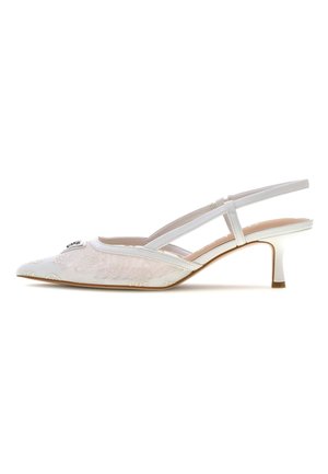 Chaussure slingback blanche à bout pointu, petit talon kitten, tige en tissu floral transparent et détail décoratif de boucle sur l’orteil.