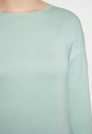 Pull à côtes vert menthe avec des manches longues, présentant un col rond et un tissu lisse et texturé. Sans motifs ni matériaux visibles.
