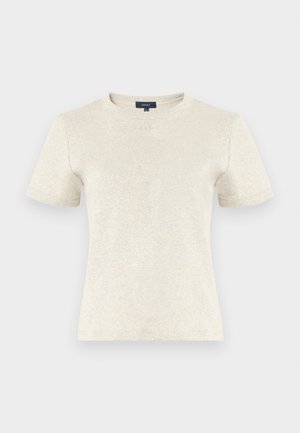 Šviesiai smėlio spalvos trumpomis rankovėmis marškinėliai iš minkštos, tekstūruotos medžiagos, su apvalia iškirpte ir subtiliu prekės ženklo ženklinimu ties kaklo sritimi.