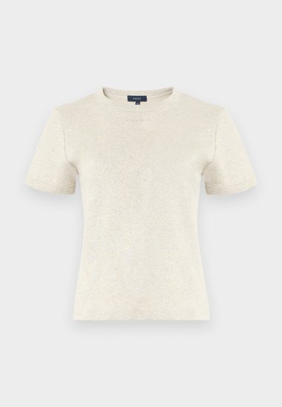 Ανοιχτό μπεζ κοντομάνικο μπλουζάκι κατασκευασμένο από απαλό, υφασμάτινο ύφασμα με υφή, με στρογγυλή λαιμόκοψη και διακριτικό λογότυπο κοντά στον λαιμό.