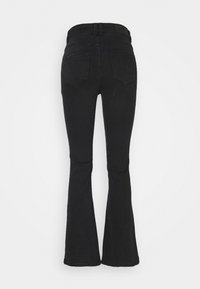 Jeansi negri evazați cu talie înaltă, fabricați din denim. Prezintă două buzunare pe spate, cusături vizibile și o suprafață netedă, ușor texturată.