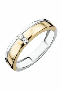 Anello in metallo bicolore con una fascia lucida in argento e un accento dorato, decorato con due diamanti trasparenti disposti in una linea orizzontale.
