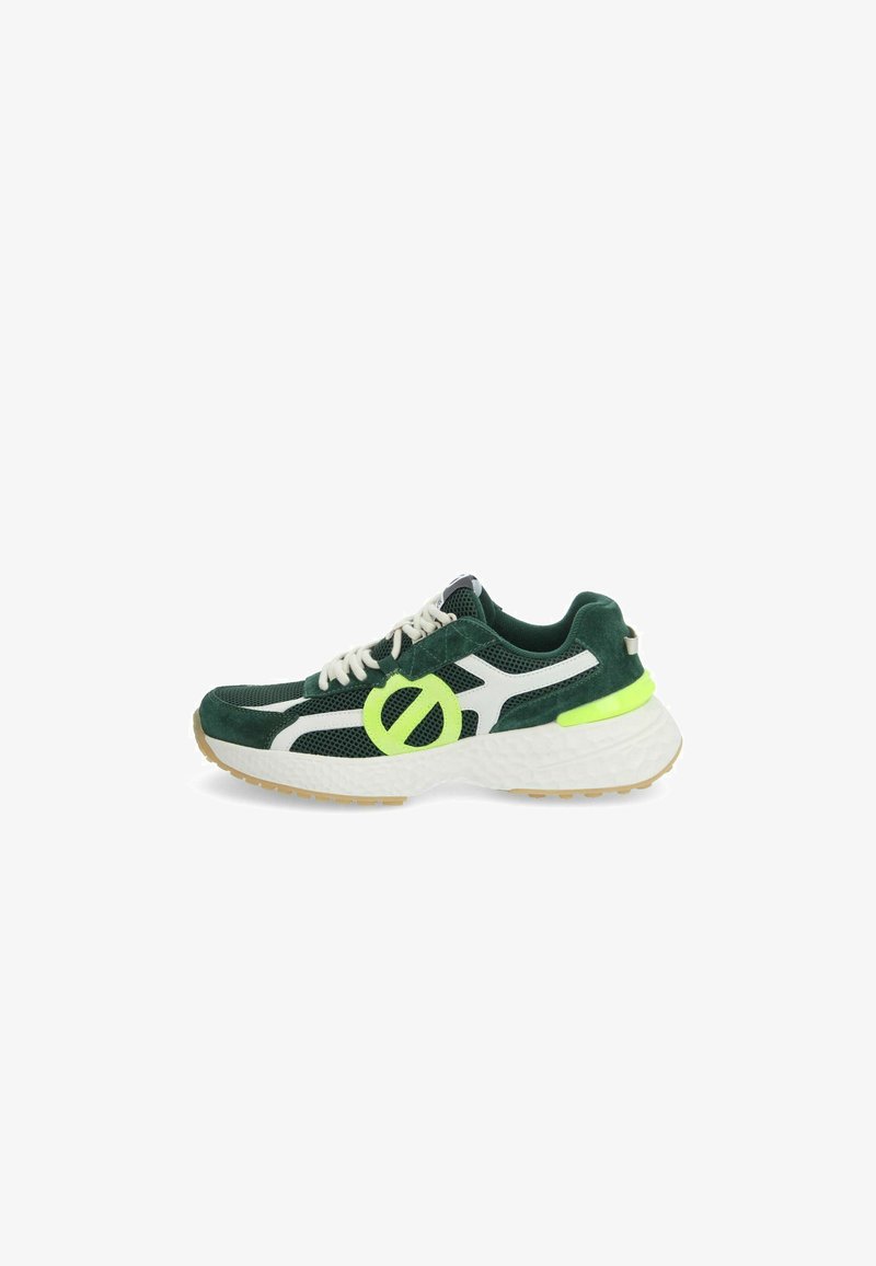 Groene en witte sportuithouding ontworpen van mesh en nubuck, met een dikke zool, neon accenten en een kenmerkend cirkelvormig logo aan de zijkant.