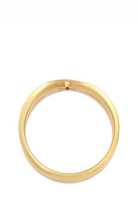 Guldarmbånd med en glat, blank overflade, sømløst design og et diskret udskåret detaljer langs den indre kant.