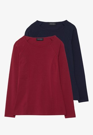 Twee longsleeves: één in bordeauxrood en één in marineblauw. Beide hebben een ronde halslijn, een zachte textuur en zijn voorzien van raglanmouwen.