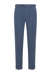 Pantaloni realizzati in tessuto blu con righe bianche, caratterizzati da una parte anteriore plissettata, chiusura con bottone e polsini alle caviglie.