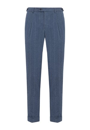 Pantaloni realizzati in tessuto blu con righe bianche, caratterizzati da una parte anteriore plissettata, chiusura con bottone e polsini alle caviglie.