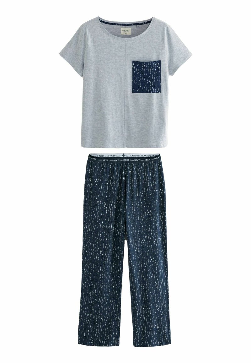 Grå bomulls t-shirt med kort ärm och ett marinblått mönstrat ficka, kombinerat med marinblå byxor som har ett vitt abstrakt mönster och resårmidja.