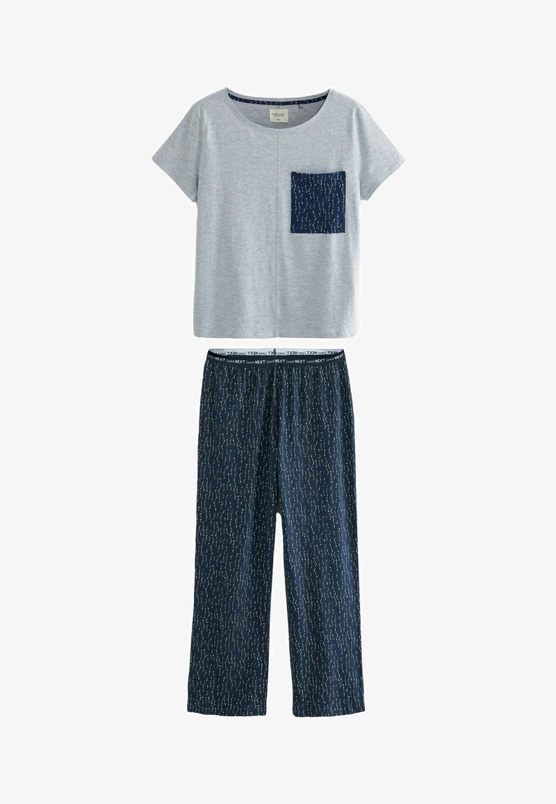 Top corto in cotone grigio a maniche corte con una tasca a fantasia blu navy, abbinato a pantaloni blu navy con stampa astratta bianca e vita elastica.
