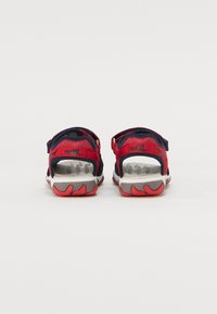 Rote und marineblaue Sandalen mit verstellbaren Klettverschlüssen, offenem Fersenbereich, strukturierten Sohlen und auffälligen grauen und roten Akzenten. Verfügt über ein atmungsaktives Design.