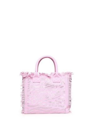Bolsa de tela rosa con bordes desflecados, dos asas y un sutil estampado de cebra con la palabra "Saint Barth" en el frente.