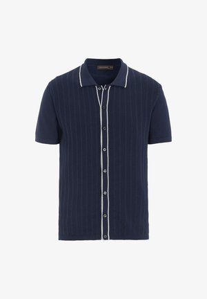 Granatowa dzianinowa koszulka polo z krótkim rękawem, z teksturowanym przodem, kontrastowymi białymi lamówkami wzdłuż kołnierzyka i listwy guzikowej, pięć guzików.