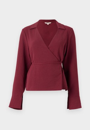 Burgundia värvi ümbritsev pluus pika varrukaga, läbilõikega krae ja sidumisdetailiga vööl, millel on tekstureeritud kangas ja sirged varrukaservad.