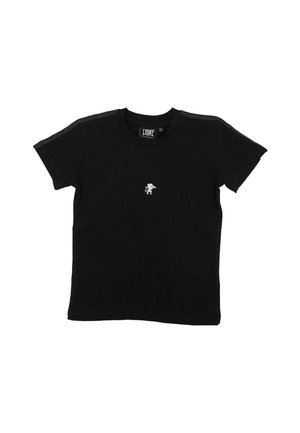 T-shirt noir à manches courtes et à col rond, avec un petit emblème blanc sur la poitrine et des surpiqûres visibles le long des épaules.