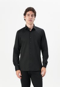 Cămașă neagră cu mânecă lungă, dintr-un material neted, cu guler clasic, închidere cu butoni pe față și manșete cu butoni, având un croi ajustat.
