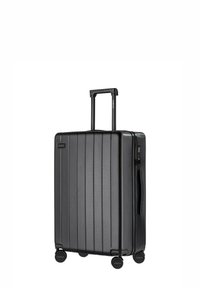 Schwarzer Hartschalenkoffer mit vertikalen Rillen, ausziehbarem Griff und vier Rollen für einfache Mobilität. Strukturierte Oberfläche für Haltbarkeit.