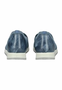 Scarpe slip-on blu con una texture in pelle liscia, tallone arrotondato e suole in gomma grigia a contrasto; dettaglio di cucitura sottile sulla parte superiore.